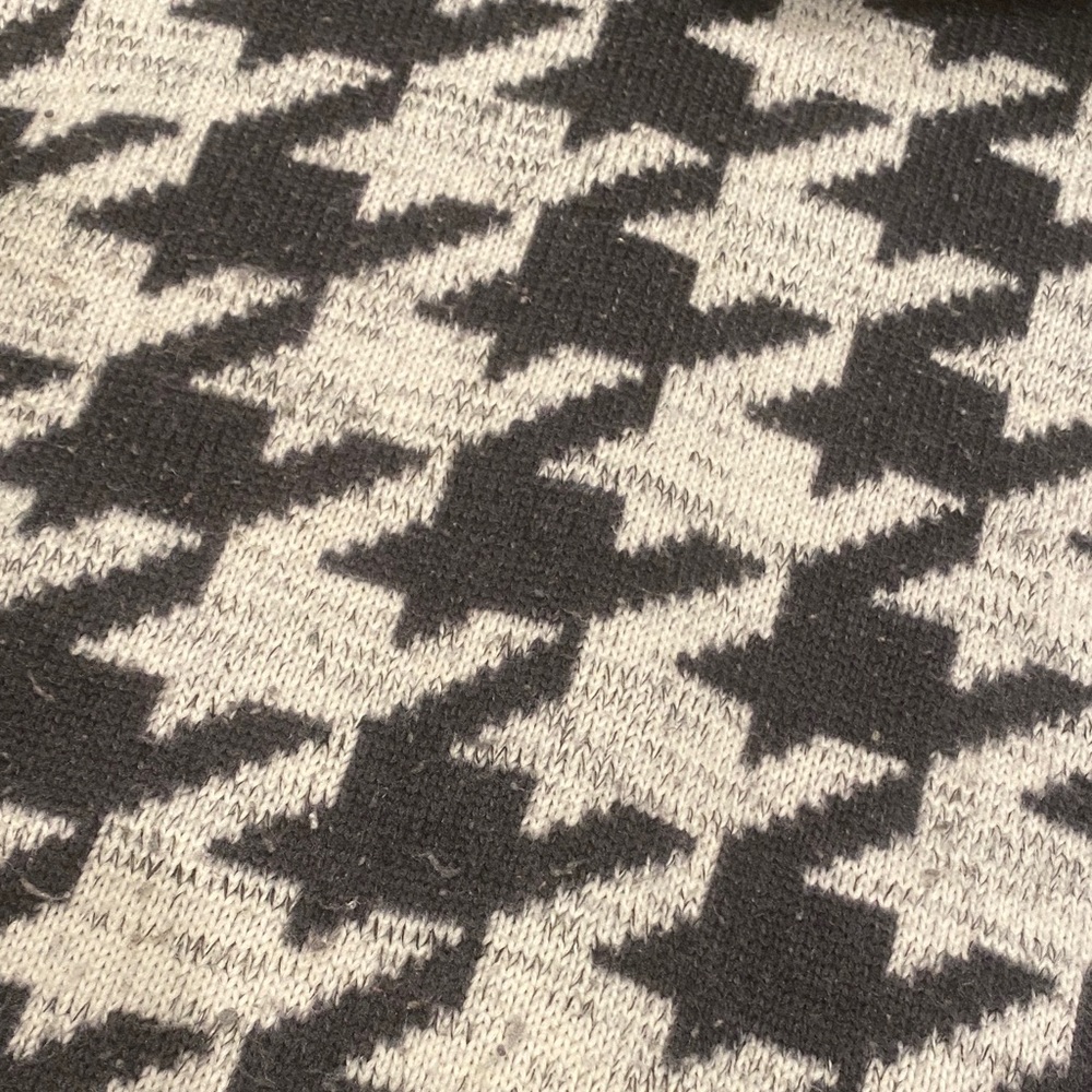 🚨 Columbia Black and White Patterned Turtleneck Sweater - Picture 3 of 5